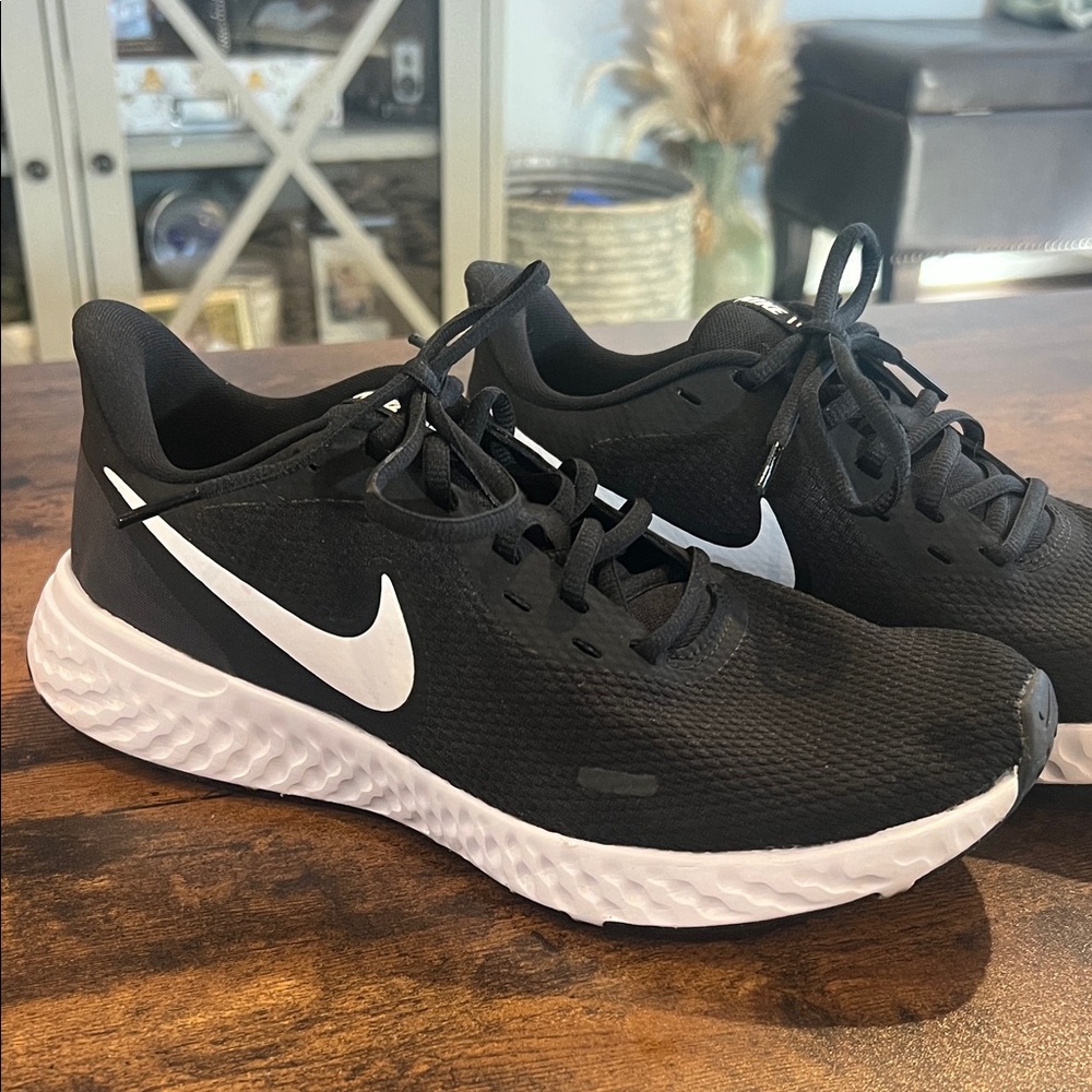 Nike Black and White Athletic Running Sneakers LIKE NEW ✨